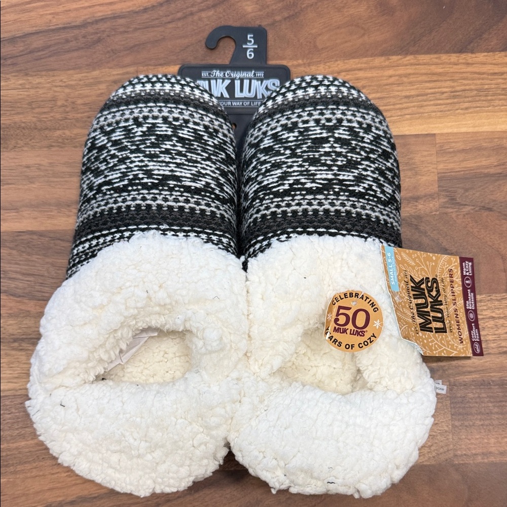 Muk Luks Black and Cream Knit Slippers SIZE 5-6 Women’s NWT